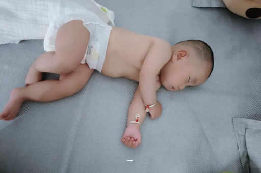 新余宝宝先长上牙还是下牙